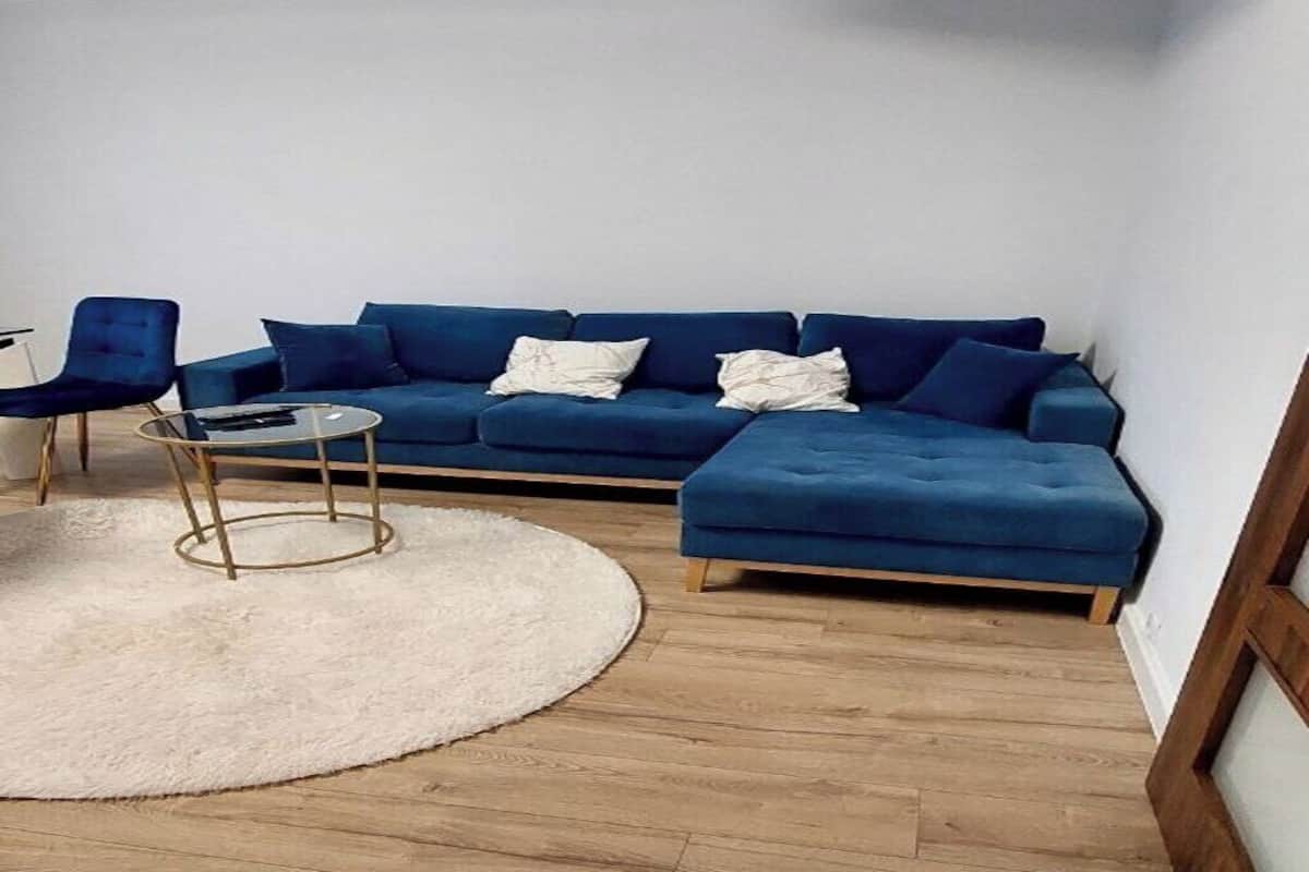 Căn hộ tiện nghi đơn giản, ban công, quang cảnh thành phố | Khu phòng khách