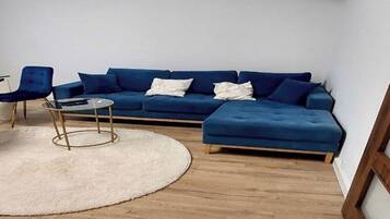 Căn hộ tiện nghi đơn giản, ban công, quang cảnh thành phố | Khu phòng khách