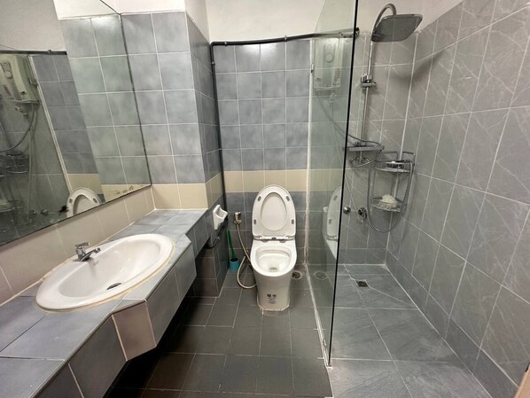 Dusche, Haartrockner, Bidet