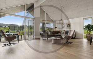 Smart TV, fireplace, table football, ping pong - Amazing home in Bogense with sauna (Bogense)