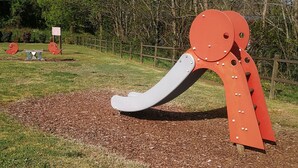 A playground with a slide and swings. - Studio near the Dordogne river, close to all amenities. Pastoral setting, (Argentat-sur-Dordogne)