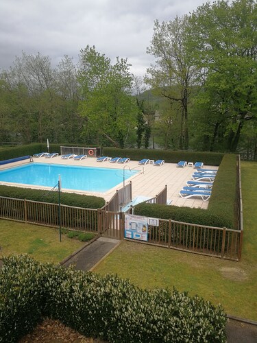 Studio near the Dordogne river, close to all amenities. Pastoral setting,