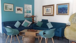 Living area - Suite Pervanche et Lilas B&B with Pool, Shared Terrace, and Wi-Fi (Royan)