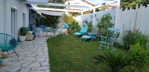 Outdoor dining - Suite Pervanche et Lilas B&B with Pool, Shared Terrace, and Wi-Fi (Royan)