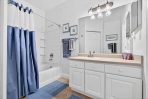 Toallas, jabón, papel de baño 