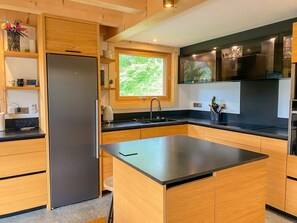 Wasserkocher mit Kaffee-/Teezubehör, Kühlschrank, Mikrowelle, Ofen