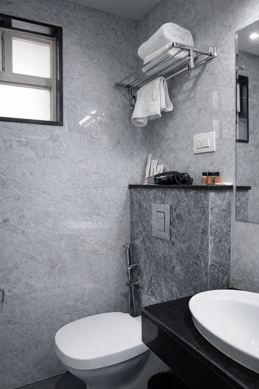 Suite, 1 cama King size y sofá cama, para no fumadores, baño privado | Baño | Regadera, jabón, shampoo, papel de baño 