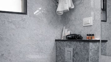 Suite, 1 King Bed with Sofa bed, Non Smoking, Private Bathroom | Bathroom