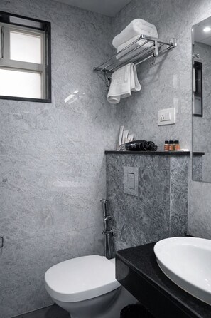 Suite, 1 King-Bett und Schlafsofa, Nichtraucher, eigenes Bad | Badezimmer