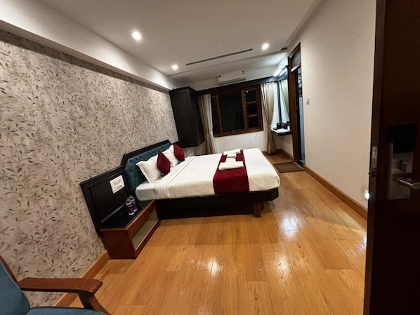 Suite, 1 King Bed with Sofa bed, Non Smoking, Private Bathroom | Iron/ironing board, free WiFi