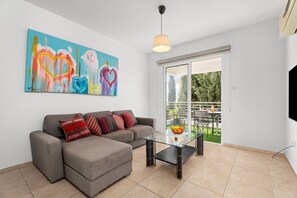 TV - Cosy 2Br Family Apartment - Mythical Sands Resort (Paralimni)