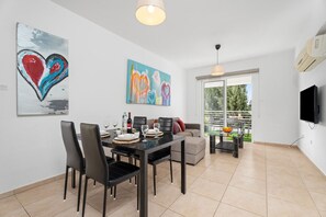 TV - Cosy 2Br Family Apartment - Mythical Sands Resort (Paralimni)