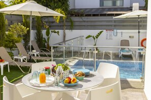Outdoor dining - Stylish Villa | Private Pool - Garden - Near Beach (Paralimni)
