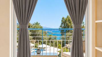 Two Bedroom Apartment Pool View | Terrace/patio