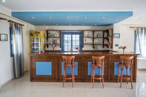 Bar junto a la piscina