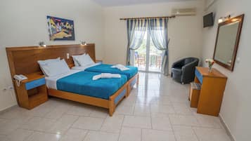 Monolocale, vista mare parziale | Vista dalla camera