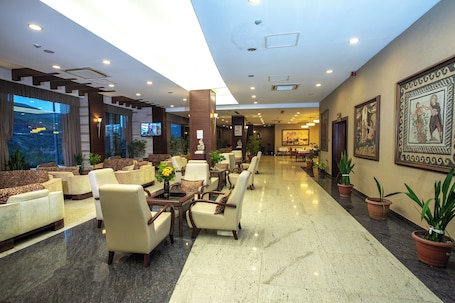 Lobby. GRAND BOĞAZİÇİ OTEL