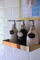 Superior Room, 1 King Bed | Bathroom amenities