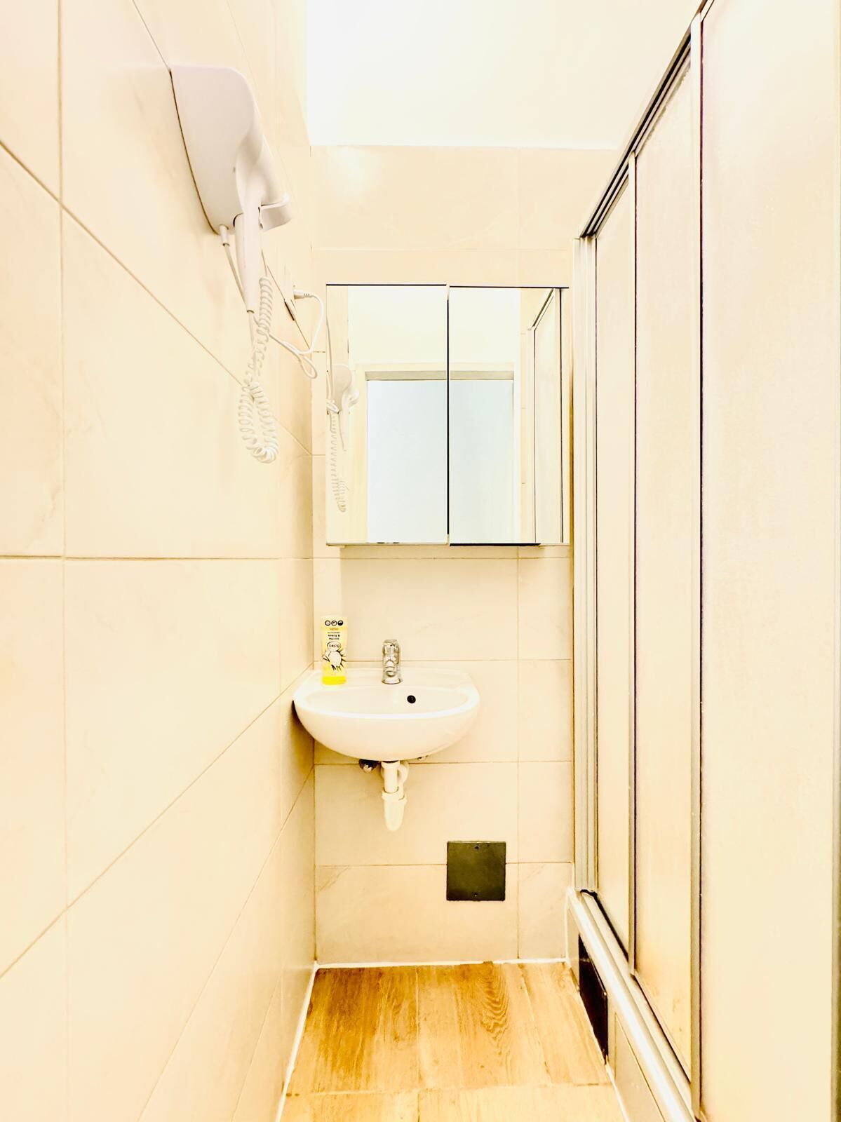 Basic Apartment | Bathroom