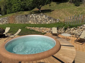Outdoor spa tub