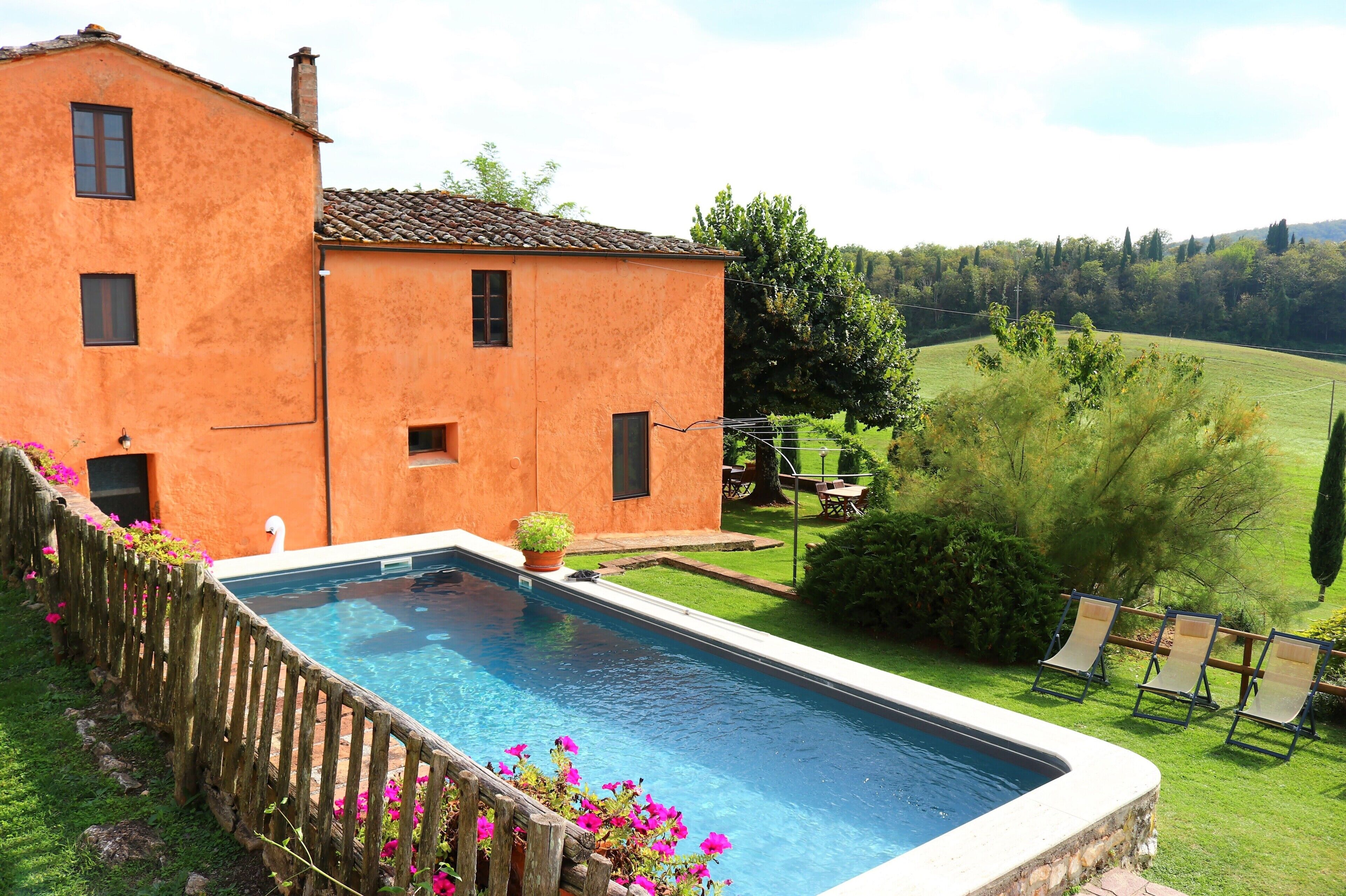 Una piscina al aire libre