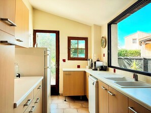 Fridge, microwave, oven, stovetop - Family house 250 m2, swimming pool, village and beaches (Roquebrune sur Argens)