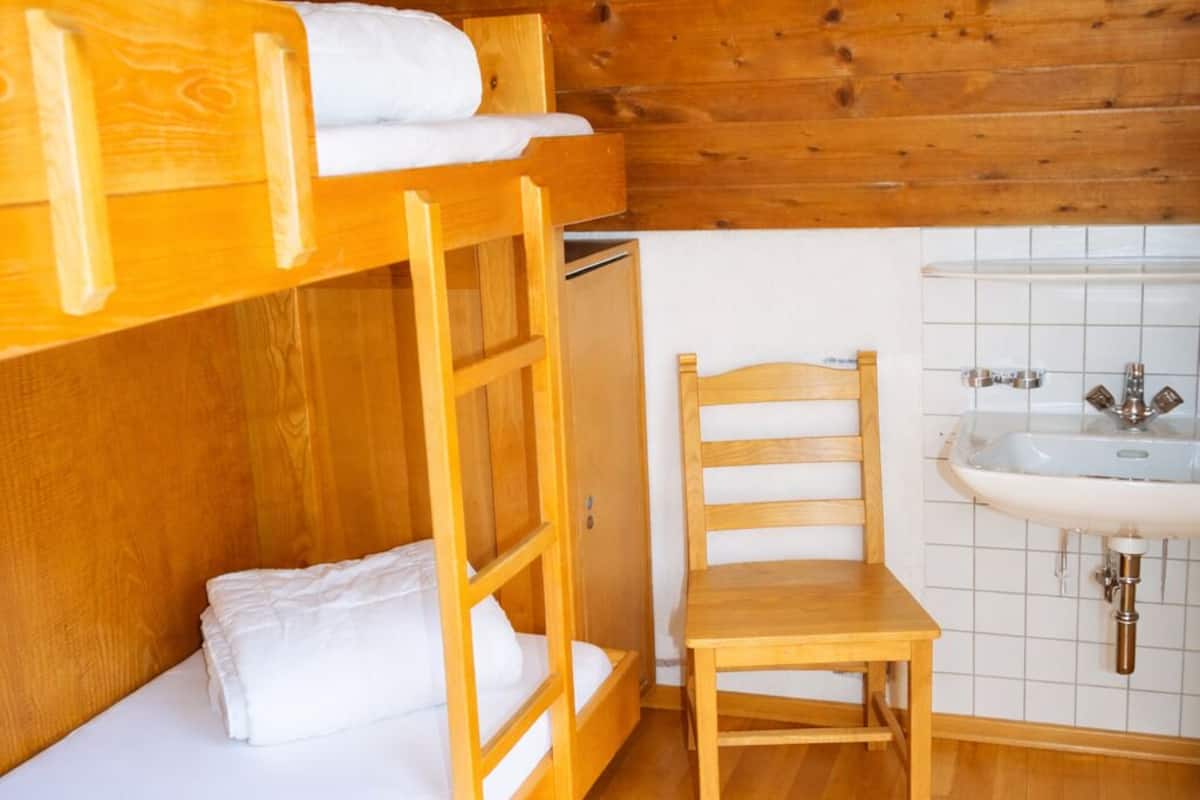 Habitación básica con 2 camas individuales | Ropa de cama