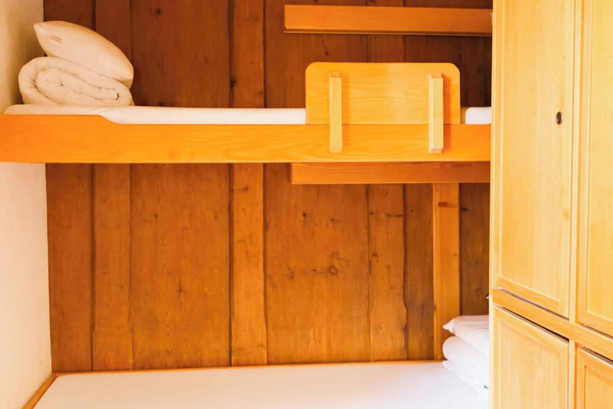 Habitación básica con 2 camas individuales | Ropa de cama
