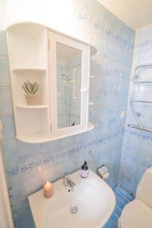 Bathroom - Scandi-Boho 1BR | Calm & Well-Connected Location (Gothenburg)