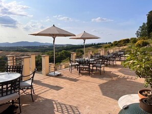 Outdoor dining - Il Sarale  (Umbria)