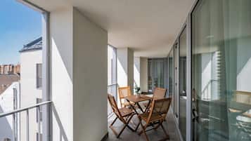 Apartment, Non Smoking, Balcony | Outdoor dining