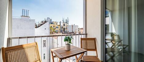 Apartment, Balcony | Outdoor dining