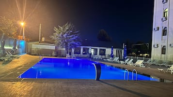 Piscine extérieure (ouverte en saison)