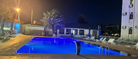 Una piscina al aire libre de temporada