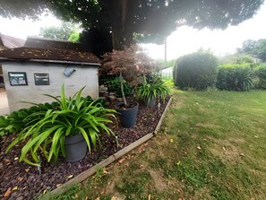 Property grounds - Gîte “La Couade” with Private Garden, Balcony and Wi-Fi (Troche)