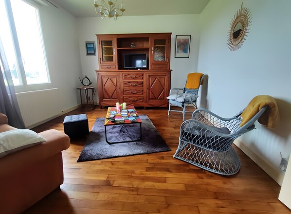 Living area - Gîte “La Couade” with Private Garden, Balcony and Wi-Fi (Troche)