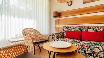 Superior-Doppelzimmer, Balkon, Gartenblick | Wohnbereich