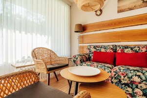 Habitación doble superior, balcón, vistas al jardín | Zona de estar