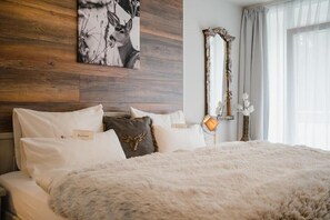 ห้องคอมฟอร์ทดับเบิล, ระเบียง, วิวสวน | ตู้นิรภัยในห้องพัก, พื ้นที่ทำงานแบบใช้แล็ปท็อป, ผ้าม่านกันแสง