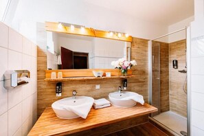 슈피리어 더블룸, 발코니, 정원 전망 | 욕실