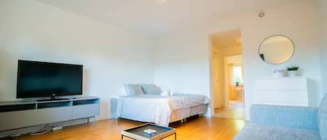 Iron/ironing board, WiFi, bed sheets