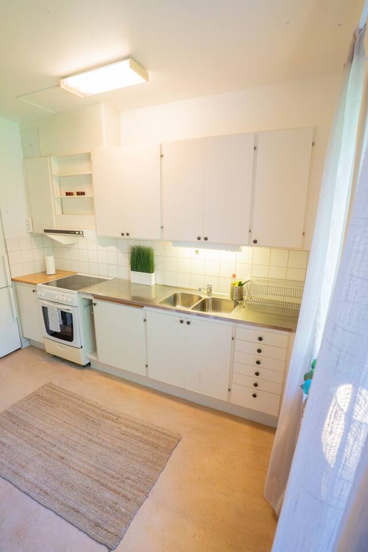 Køleskab, mikrobølgeovn, ovn, kogeplade