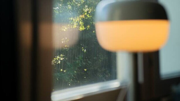 A window with a view of a building and trees. - Central Studio, Near City & Tram | Brämaregården (Gothenburg)