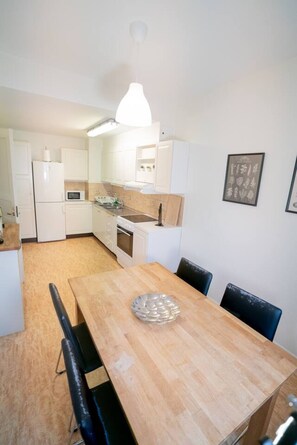 Private kitchen - Large City-Centre Apartment | Sleeps 4 (Kvillebäcken)