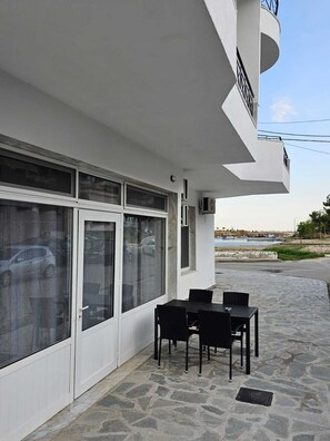 Outdoor dining - Beach Apartment B (Nea Karvali)