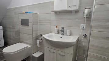 Douche, sĂšche-cheveux, serviettes fournies, savon
