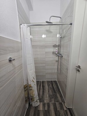 Douche, séchoir à cheveux, serviettes fournies, savon