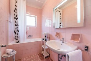Hair dryer, towels, soap - Vacation apartment near sandy beach with terrace, barbecue & parking space (Crikvenica)