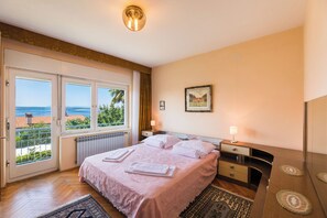 Free WiFi, bed sheets - Vacation apartment near sandy beach with terrace, barbecue & parking space (Crikvenica)