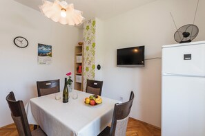Dining - Vacation apartment near sandy beach with terrace, barbecue & parking space (Crikvenica)